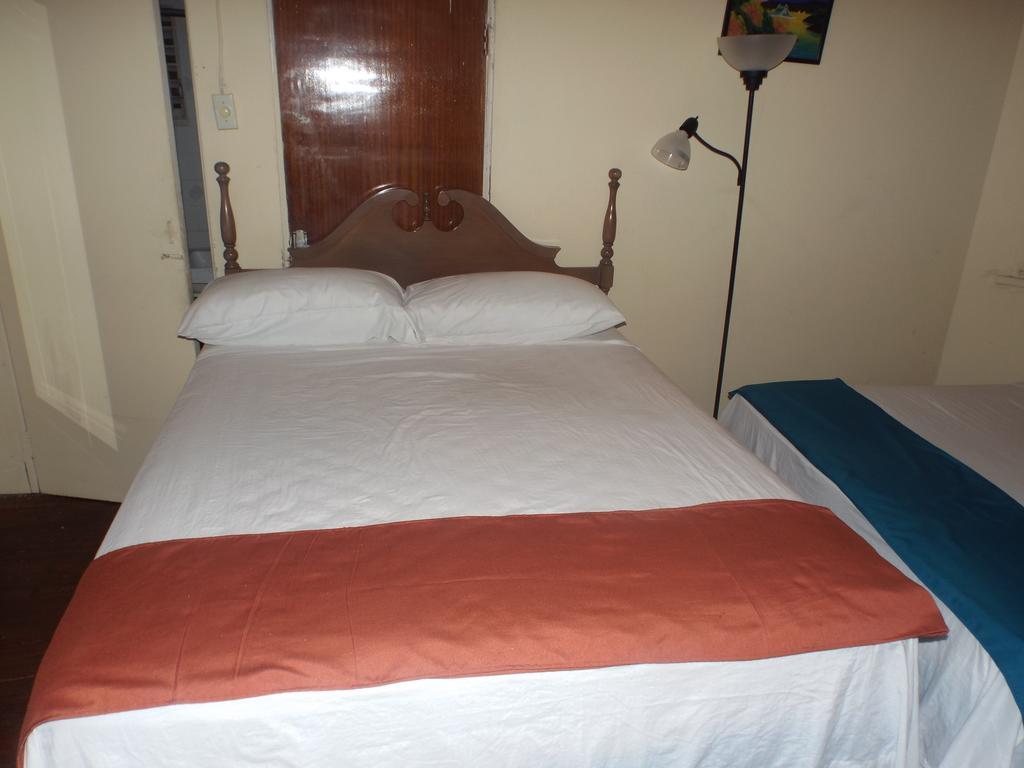 Tropical Court Inn New Kingston Rum bild
