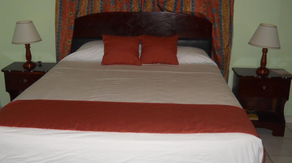 Tropical Court Inn New Kingston Rum bild