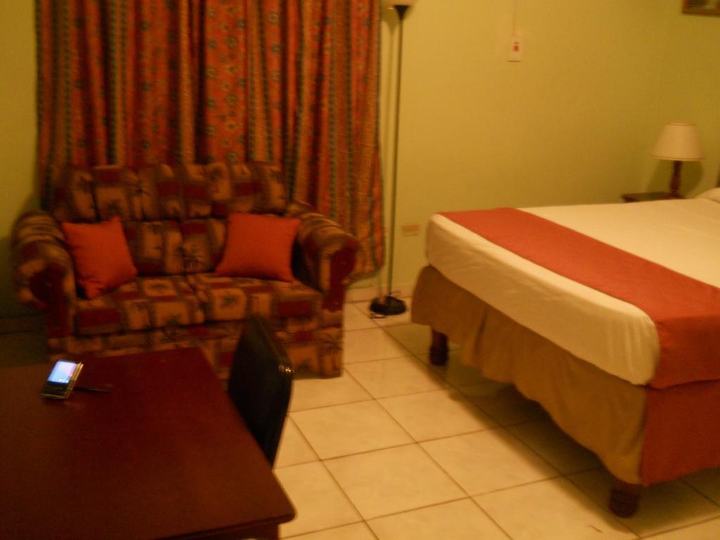 Tropical Court Inn New Kingston Rum bild