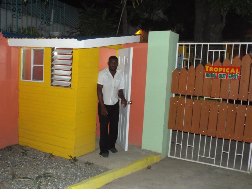 Tropical Court Inn New Kingston Exteriör bild