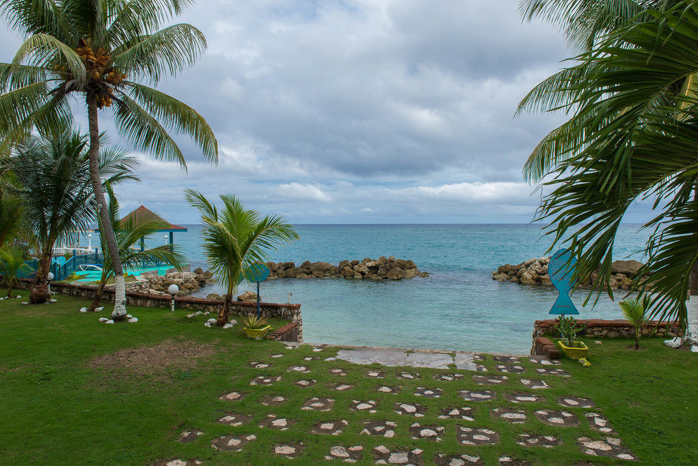 Tropical Court Inn New Kingston Exteriör bild